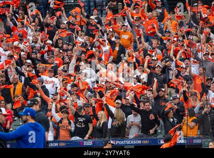 Baltimore, USA. Oktober 2024. BALTIMORE, MD - 01. OKTOBER 2024: Orioles Fans bei einem Wild-Card-Spiel der American League zwischen den Baltimore Orioles und den Kansas City Royals, am 1. Oktober 1989 im Oriole Park at Camden Yards in Baltimore, Maryland. (Foto: Tony Quinn/SipaUSA) Credit: SIPA USA/Alamy Live News Stockfoto