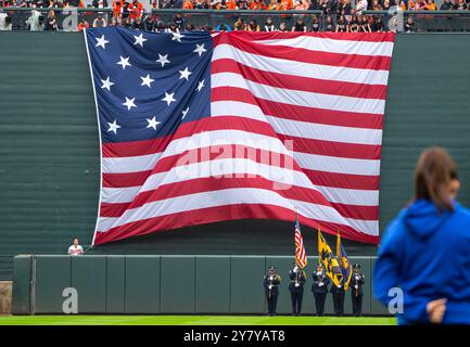 Baltimore, USA. Oktober 2024. BALTIMORE, MD - 1. OKTOBER: Nachbildung der Flagge des Unabhängigkeitskriegs, die am 1. Oktober 2024 im Oriole Park in Camden Yards in Baltimore, Maryland, vor einem Wild-Card-Spiel der American League zwischen den Baltimore Orioles und den Kansas City Royals entstanden ist. (Foto: Tony Quinn/SipaUSA) Credit: SIPA USA/Alamy Live News Stockfoto