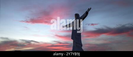 Peru. Weißer Jesus Christus-Aussichtspunkt, malerischer Panoramablick auf Cusco vom Aussichtspunkt Christo Blanco. Stockfoto