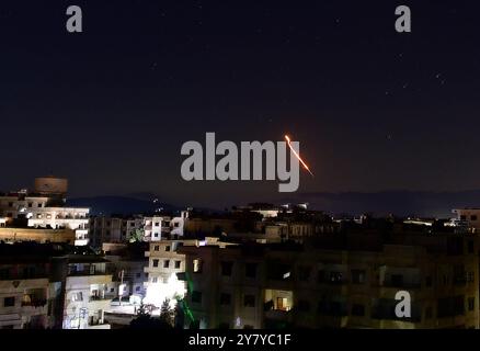 Damaskus, Syrien. Oktober 2024. Geschosse, die als iranische Raketen angesehen werden, sind am 1. Oktober 2024 über Damaskus in Syrien abgebildet. Das israelische Militär sagte in einer Erklärung am Dienstag, dass der Iran am Abend etwa 100 Raketen auf Jerusalem und Israel abgefeuert habe. Quelle: Ammar Safarjalani/Xinhua/Alamy Live News Stockfoto