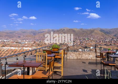 Peru. Panoramablick auf die Skyline von Cusco vom Aussichtspunkt San Cristobal. Stockfoto