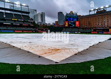 Baltimore, USA. Oktober 2024. BALTIMORE, MD - 1. OKTOBER: Das Feld vor einem American League Wild-Card Spiel zwischen den Baltimore Orioles und den Kansas City Royals, am 1. Oktober 2024 im Oriole Park at Camden Yards in Baltimore, Maryland. (Foto: Tony Quinn/SipaUSA) Credit: SIPA USA/Alamy Live News Stockfoto