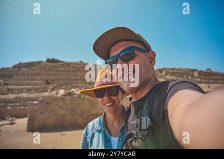 Junges Paar in der archäologischen Stätte der heiligen Stadt Caral, Peru. Stockfoto