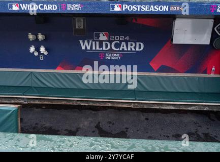 Baltimore, USA. Oktober 2024. BALTIMORE, MD - 1. OKTOBER: Orioles-Dugout im Regen vor einem Wild-Card-Spiel der American League zwischen den Baltimore Orioles und den Kansas City Royals, am 1. Oktober 2024 im Oriole Park in Camden Yards in Baltimore, Maryland. (Foto: Tony Quinn/SipaUSA) Credit: SIPA USA/Alamy Live News Stockfoto