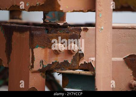 Rostloch auf alter abgenutzter lackierter Metalloberfläche Stockfoto