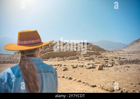 Junge Lateinfrau in der archäologischen Stätte der Heiligen Stadt Karal, Peru. Stockfoto
