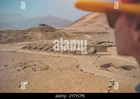 Junge Lateinfrau in der archäologischen Stätte der Heiligen Stadt Karal, Peru. Stockfoto