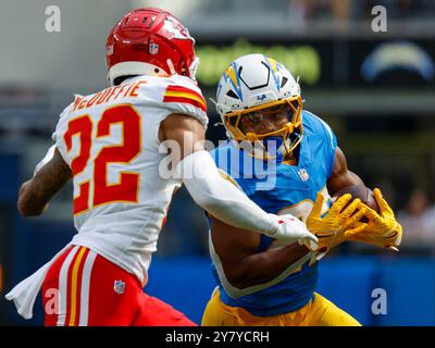 29. September 2024 Los Angeles Chargers Running Back J.K. Dobbins (27) trägt den Ball während des NFL-Fußballspiels zwischen den Kansas City Chiefs und den Los Angeles Chargers in Inglewood, Kalifornien. Obligatorischer Lichtschein : Charles Baus/CSM Stockfoto