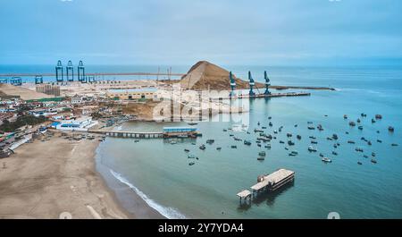 Luftaufnahme des Seehafens Chancay Mega. Befindet sich in Peru, im Bau, zukünftiges maritimes Drehkreuz Südamerikas. Chancay Lima, Peru. Stockfoto