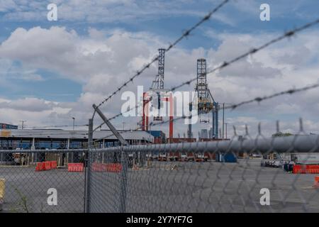 New York, USA. Oktober 2024. Im Hintergrund sind Leerlaufkräne zu sehen, als Longshoremen am 1. Oktober 2024 am Red Hook Terminal in Brooklyn, New York, Streik begann und einen fairen Vertrag forderte, einschließlich einer Unterbrechung der Nutzung neuer Technologien für die Automatisierung von Containern. Mehr als 50.000 Arbeiter streiken in Häfen entlang der Ostküste und Texas, nachdem der Vertrag zwischen der ILA und der United States Maritime Alliance (USMX) ausgelaufen ist. (Foto: Lev Radin/SIPA USA) Credit: SIPA USA/Alamy Live News Stockfoto