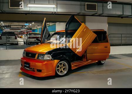 Retro Havoc ist eine jährliche Veranstaltung, bei der Oldtimer und Oldtimer gefeiert werden. Toyota Kijang auf der Schau. Stockfoto