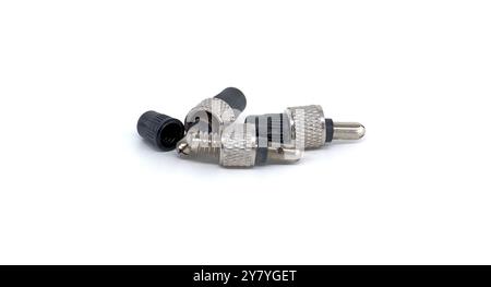 Detaillierte Abbildung der pneumatischen Ventiladapter und Kappen aus Metall, ideal für die Präsentation von Industriewerkzeugen und wichtigen Hardwarekomponenten. Stockfoto