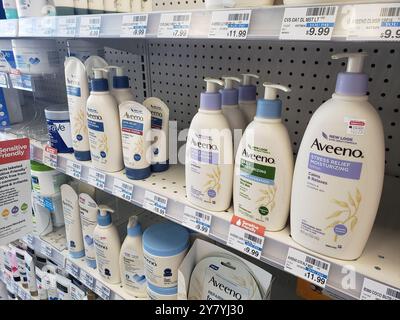 Los Angeles, Kalifornien, USA - 10.08.2021: Ein Blick auf mehrere Flaschen Aveeno Lotion im Laden. Stockfoto