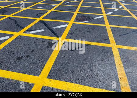 Gelbe Rasterlinien. Straßenmarkierung für Staus-Verbot an der Kreuzung. Stockfoto