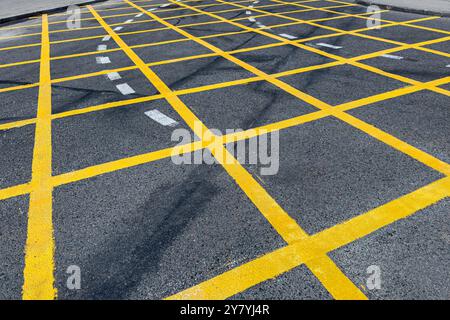 Verbot, ein Auto anzuhalten. Gelbe Rasterlinie an der Straßenkreuzung. Stockfoto