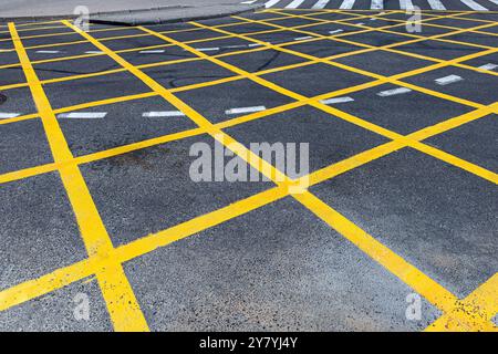 Kein Parkplatz. Gelbe Gitterlinien auf Asphaltstraße. Stockfoto