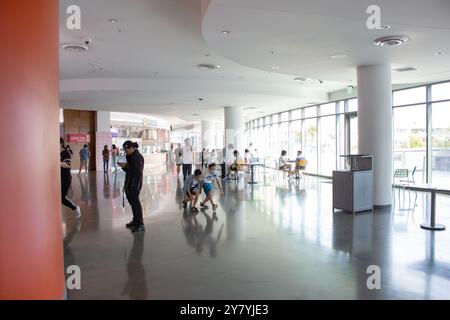 Buena Park, Kalifornien, USA - 07-03-2021: Ein Blick auf Menschen, die im GRUB Food Court, Teil des Source OC Shopping Centers, herumlaufen. Stockfoto