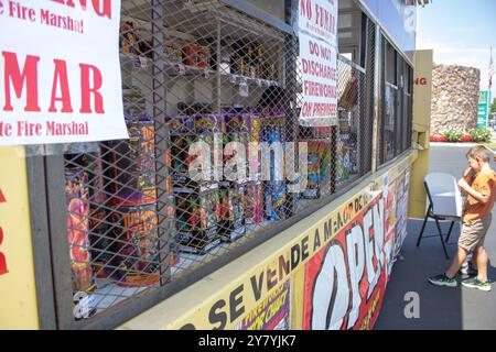 Los Angeles, Kalifornien, USA - 07-03-2021: Eine Nahaufnahme eines Phantom Feuerwerks Stand. Feuerwerksprodukte werden gegen das Fenster gestapelt. Stockfoto