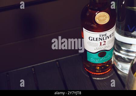 Los Angeles, Kalifornien, USA - 10.08.2021: Blick auf eine Flasche Glenlivet Scotch Whisky 12 Jahre auf einem Tisch, auf der rechten Seite des Rahmens. Stockfoto