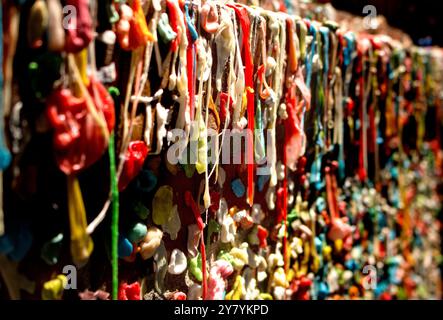 Eine Nahaufnahme von Tausenden gebrauchten Kaugummis an einer Wand in Seattle, Washington. Stockfoto