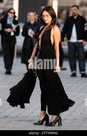 Shay Mitchell besucht die Louis Vuitton Paris Damen-Sommer-Show 2025 im Rahmen der Paris Fashion Week am 01. Oktober 2024 in Paris. Foto: Marco Piovanotto/ABACAPRESS. KOM Stockfoto