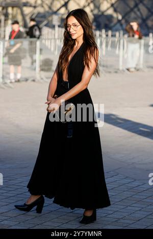 Shay Mitchell besucht die Louis Vuitton Paris Damen-Sommer-Show 2025 im Rahmen der Paris Fashion Week am 01. Oktober 2024 in Paris. Foto: Marco Piovanotto/ABACAPRESS. KOM Stockfoto