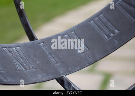 Eine Nahaufnahme einer Metallsonnenuhr mit römischen Zahlen. Stockfoto