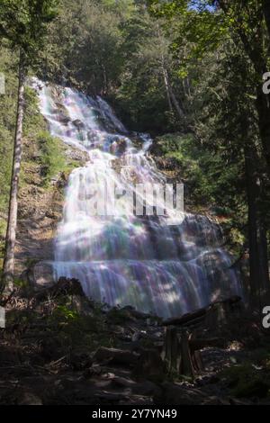 Trikolore Wasserfall im Bridal Veil Falls Provincial Park in Chilliwack, British Columbia, Kanada Stockfoto