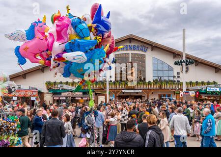 Viele Besucher auf der Wiesn, bunte Luftballons vor Löwenbräu Zelt, Oktoberfest, München, Oktober 2024 Deutschland, München, Oktober 2024, viele Besucher auf dem Oktoberfest, Löwenbräu Festzelt, ein Verkäufer bietet bunte Wiesn-Ballons an, ein entflogener Folienballon hatte vor kurzem die S-Bahn lahmgelegt, wechselhaftes Wiesnwetter, bayerisch, Volksfest, Bayern, *** viele Besucher auf dem Oktoberfest, bunte Ballons vor dem Löwenbräu-Zelt, Oktoberfest, München, Oktober 2024 Deutschland, München, Oktober 2024, viele Besucher auf dem Oktoberfest, Löwenbräu Zelt, ein Verkäufer bietet farbenfrohen Wiesn Ball Stockfoto