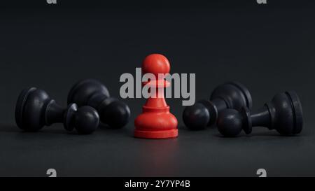 ROTES Bauernschach steht allein unter den silbernen Schachfiguren, die für den Geschäftssieger und das Konzept der Wettbewerbsstrategie fallen.3D-Rendering auf schwarzem Hintergrund. Stockfoto