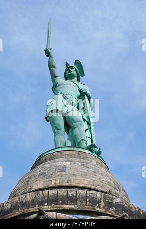 Hermannsdenkmal in Gemany, Nahaufnahme der imposanten Bronzestatue des cherusci-Kriegshäuptlings Arminius oder Hermann in deutscher Hand mit Schwert Stockfoto