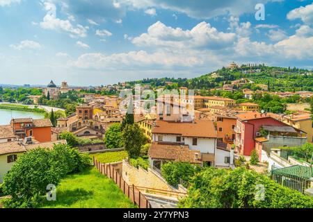 Die Skyline der Innenstadt von Verona, die Stadtlandschaft Italiens bei Sonnenuntergang Stockfoto