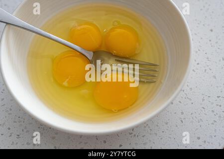 Eigelb in einer weißen Schüssel zum Mischen bereit Stockfoto
