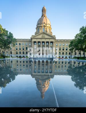 Alberta Ligislative Assembly Gebäude bei niedriger Sonnenbeleuchtung mit Reflexion im vorderen Pool Stockfoto