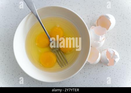 Eigelb in einer weißen Schüssel zum Mischen bereit Stockfoto