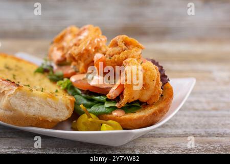 Ein Blick auf ein frittiertes Garnelensandwich. Stockfoto