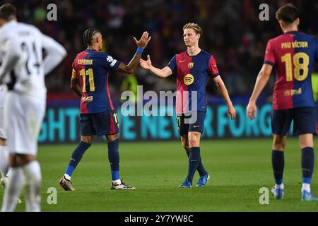 FC BARCELONA gegen BSC Young Boys Oktober 01,2024 Raphina (11) des FC Barcelona und Frenkie de Jong (21) des FC Barcelona am Ende des Spiels der UEFA Champions League 2024/25 Phase MD4 zwischen dem FC Barcelona und den BSC Young Boys im Olimpic Stadium Lluis Companys von Montjuic in Barcelona, Spanien. Stockfoto