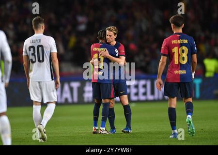 FC BARCELONA gegen BSC Young Boys Oktober 01,2024 Raphina (11) des FC Barcelona und Frenkie de Jong (21) des FC Barcelona am Ende des Spiels der UEFA Champions League 2024/25 Phase MD4 zwischen dem FC Barcelona und den BSC Young Boys im Olimpic Stadium Lluis Companys von Montjuic in Barcelona, Spanien. Stockfoto