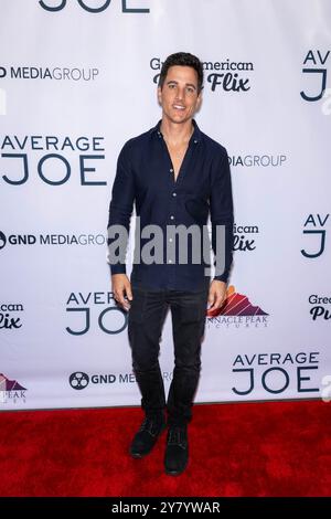 Hollywood, USA. Oktober 2024. Schauspieler Mike Manning besucht die Weltpremiere des Spielfilms AVERAGE JOE im TCL Chinese Theater, Los Angeles, CA, 1. Oktober 2024 Credit: Eugene Powers/Alamy Live News Stockfoto