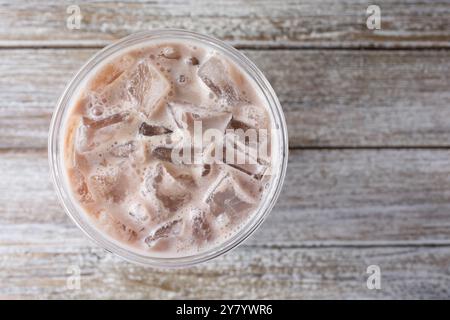 Ein Blick von oben auf ein Eismilchtee-Getränk. Stockfoto