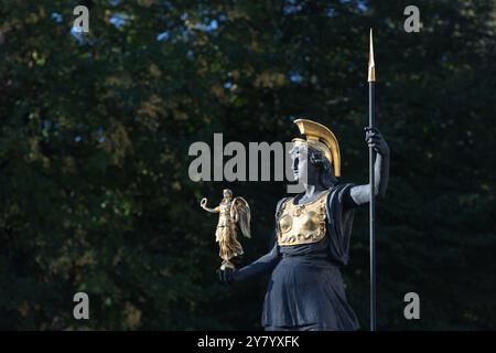 Bukarest, Rumänien - 27. September 2024: Statue der griechischen Göttin Athena, die die Göttin Nike hält. Stockfoto