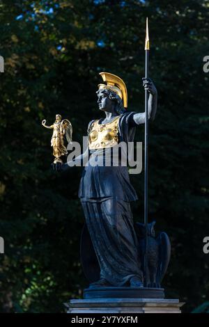 Bukarest, Rumänien - 27. September 2024: Statue der griechischen Göttin Athena, die die Göttin Nike hält. Stockfoto