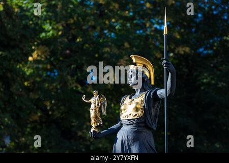 Bukarest, Rumänien - 27. September 2024: Statue der griechischen Göttin Athena, die die Göttin Nike hält. Stockfoto