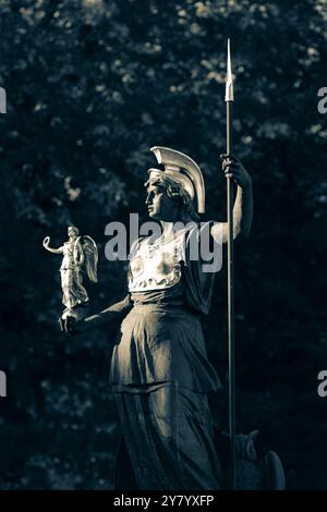 Bukarest, Rumänien - 27. September 2024: Statue der griechischen Göttin Athena, die die Göttin Nike hält. Stockfoto