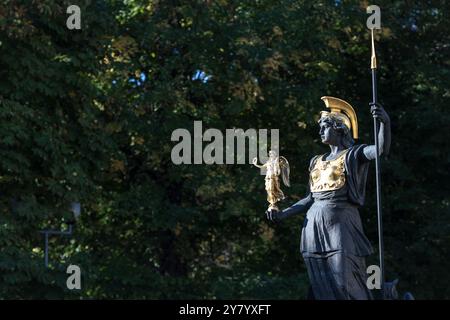 Bukarest, Rumänien - 27. September 2024: Statue der griechischen Göttin Athena, die die Göttin Nike hält. Stockfoto