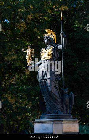 Bukarest, Rumänien - 27. September 2024: Statue der griechischen Göttin Athena, die die Göttin Nike hält. Stockfoto