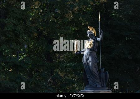 Bukarest, Rumänien - 27. September 2024: Statue der griechischen Göttin Athena, die die Göttin Nike hält. Stockfoto