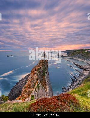 Ein Sonnenaufgang an den Urros de Liencres Felsformationen mit Blick auf Playa de la Arnía, besser bekannt als Arnía, ein Strand im Naturpark der Stockfoto