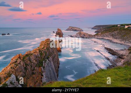 Ein Sonnenaufgang an den Urros de Liencres Felsformationen mit Blick auf Playa de la Arnía, besser bekannt als Arnía, ein Strand im Naturpark der Stockfoto