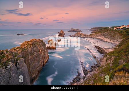 Ein Sonnenaufgang an den Urros de Liencres Felsformationen mit Blick auf Playa de la Arnía, besser bekannt als Arnía, ein Strand im Naturpark der Stockfoto